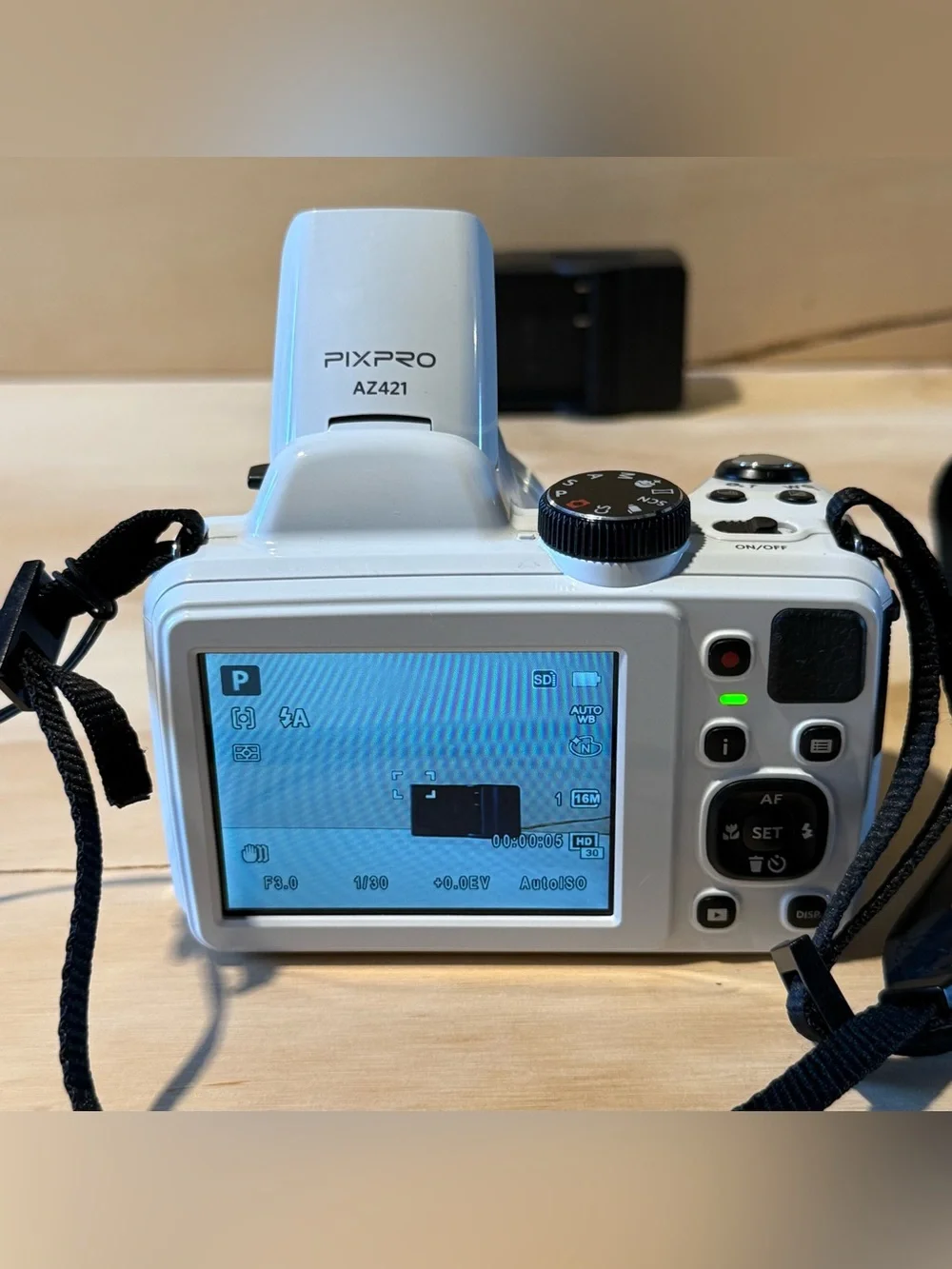 Kodak PIXPRO AZ421 16.0 MP Digital Camera Wht Tested Good w/Bat-Char-SDCard Read